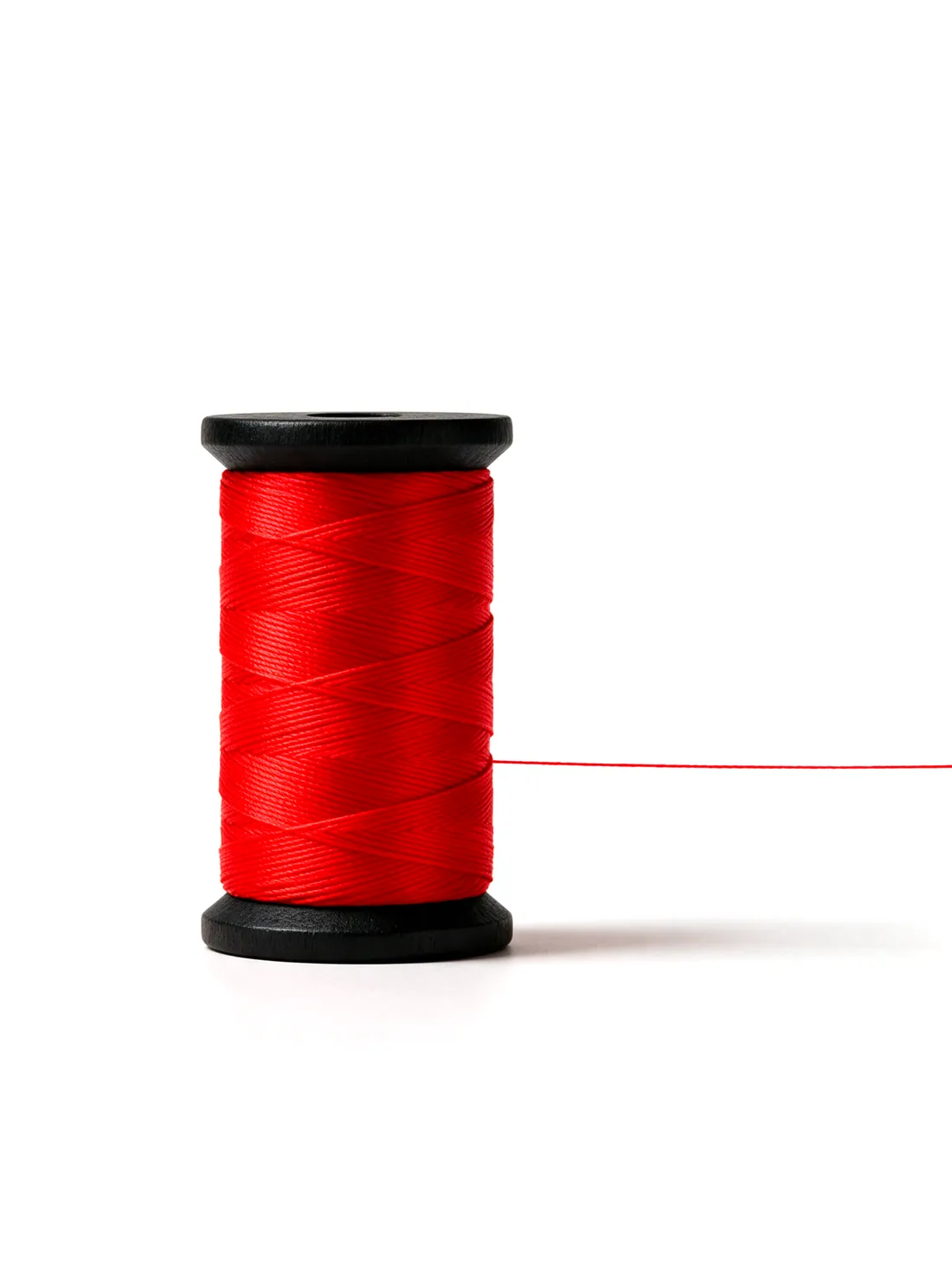 Ilustración: una bobina de hilo rojo perfectamente enrollada de la que sale un hilo recto