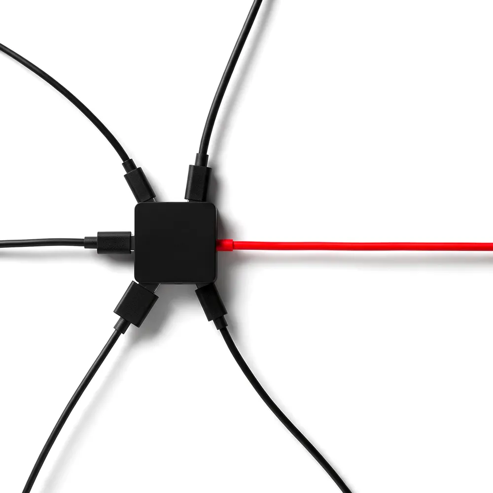 Ilustración: varios cables negros conectados a una caja de la que sale un único cable rojo