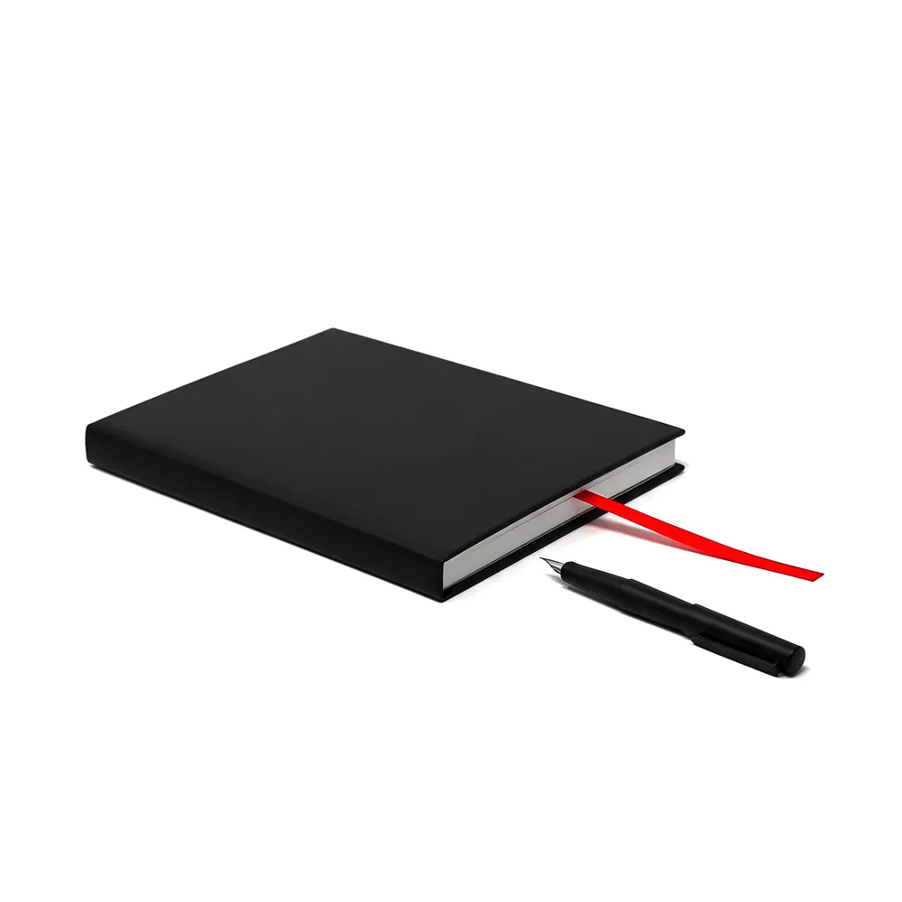 Ilustración: un cuaderno negro con una cinta roja de marcapáginas